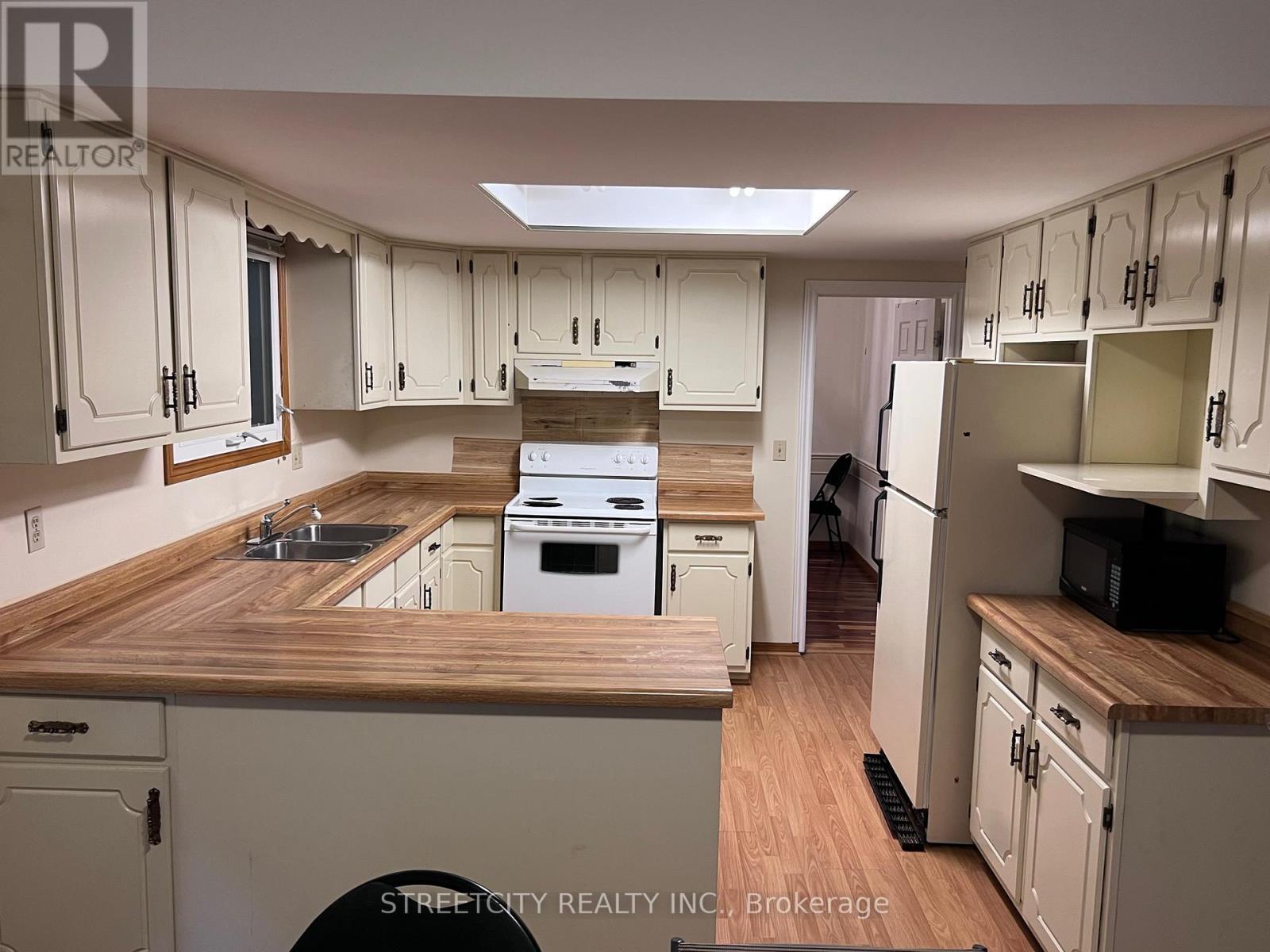 37 Jennifer Road, London North (North B), ON - Indoor Photo Showing Kitchen With Double Sink