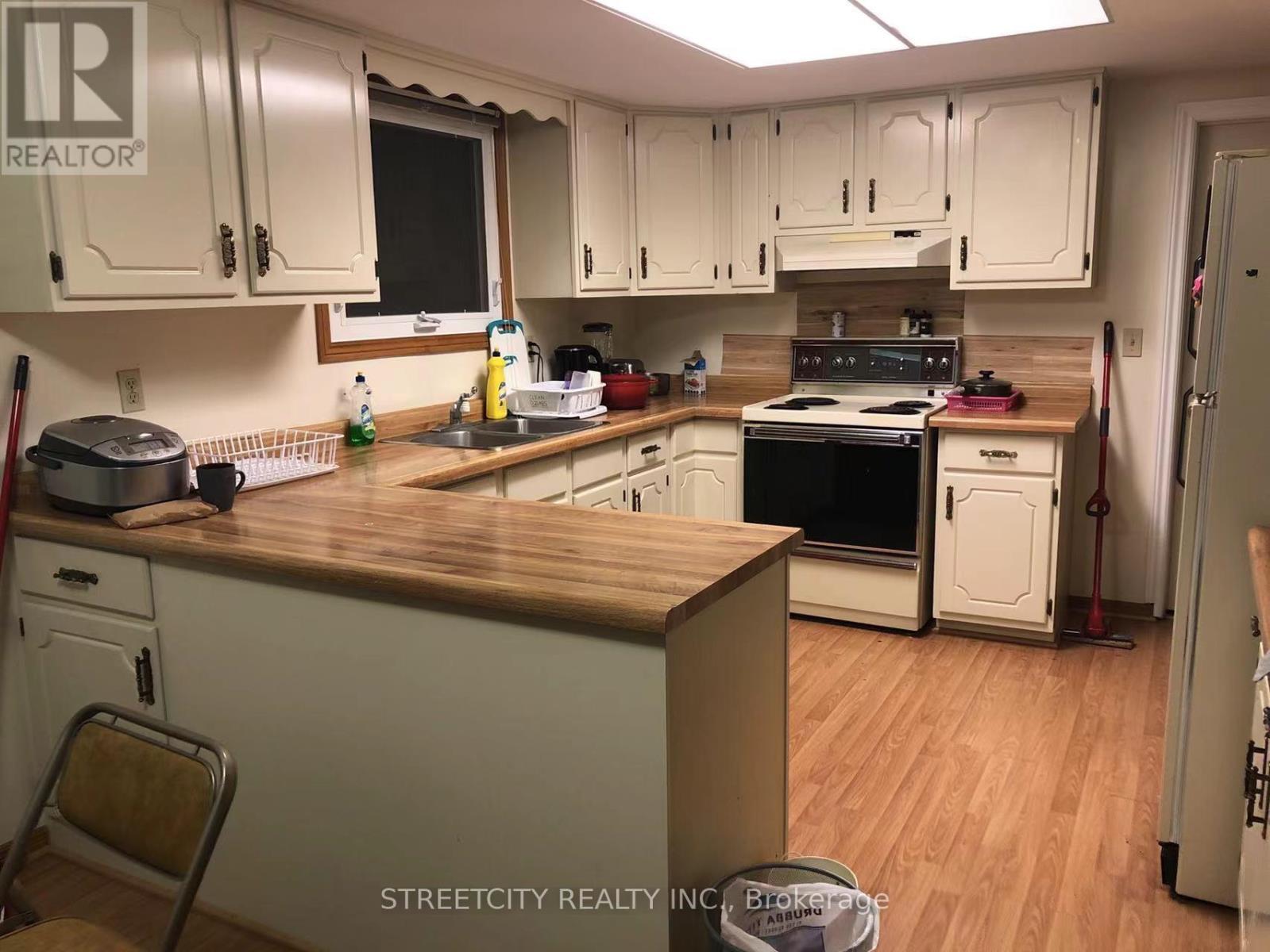 37 Jennifer Road, London North (North B), ON - Indoor Photo Showing Kitchen With Double Sink