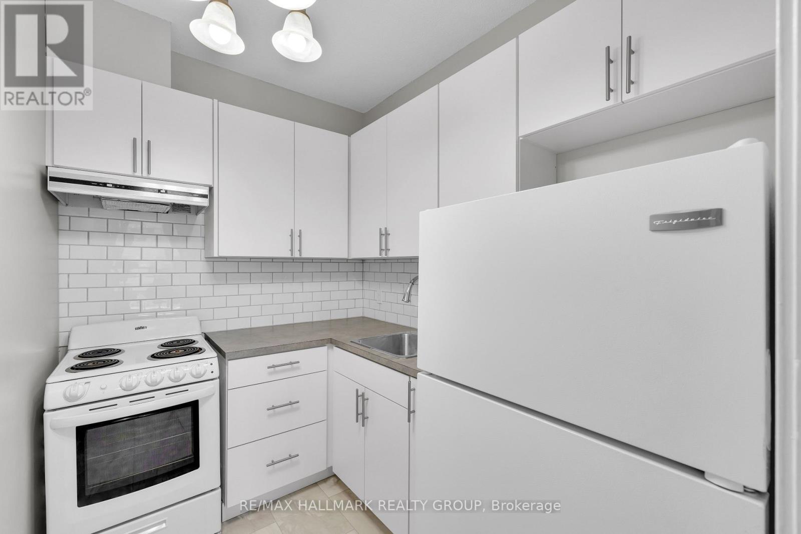 104 - 475 Laurier Avenue W, Ottawa, ON - Indoor Photo Showing Kitchen