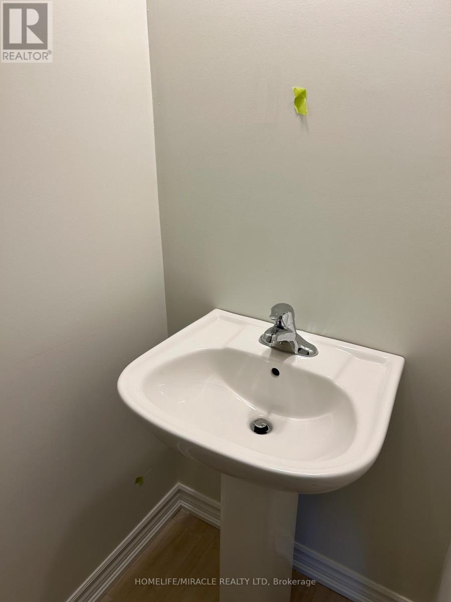 430 Okanagan Path, Oshawa, ON - Indoor Photo Showing Bathroom