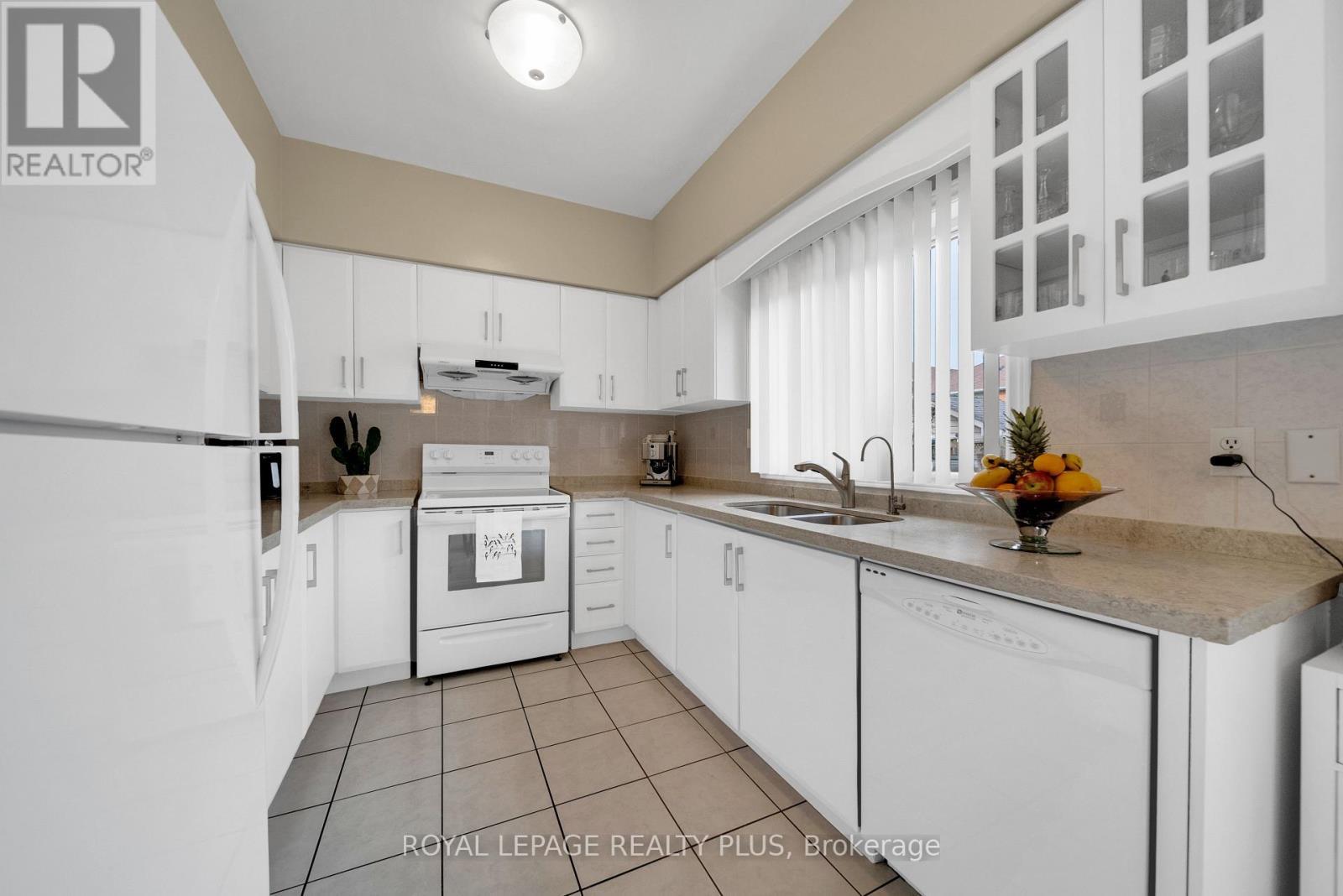 6323 Lisgar Drive, Mississauga, ON - Indoor Photo Showing Kitchen With Double Sink