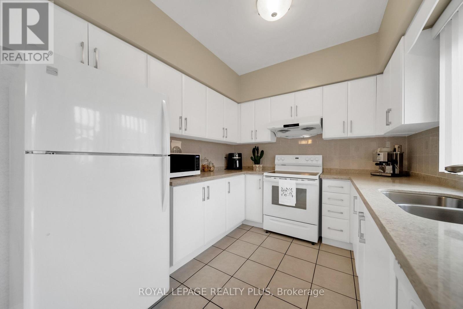 6323 Lisgar Drive, Mississauga, ON - Indoor Photo Showing Kitchen With Double Sink