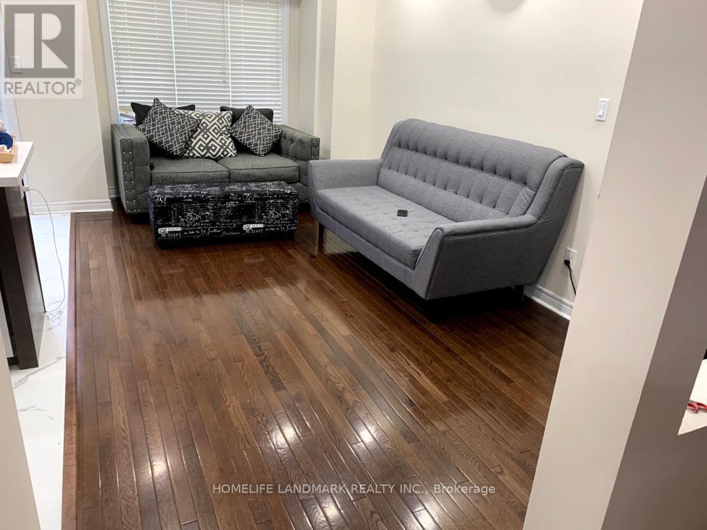 7368 Saint Barbara Boulevard, Mississauga, ON - Indoor Photo Showing Living Room