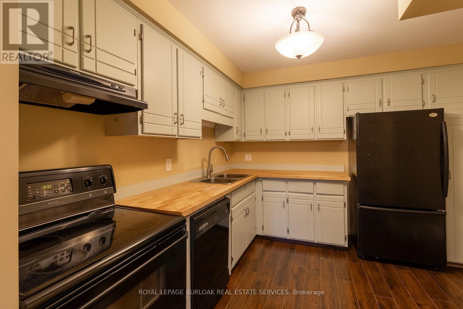 58 Romy Crescent, Thorold, ON - Indoor Photo Showing Kitchen With Double Sink