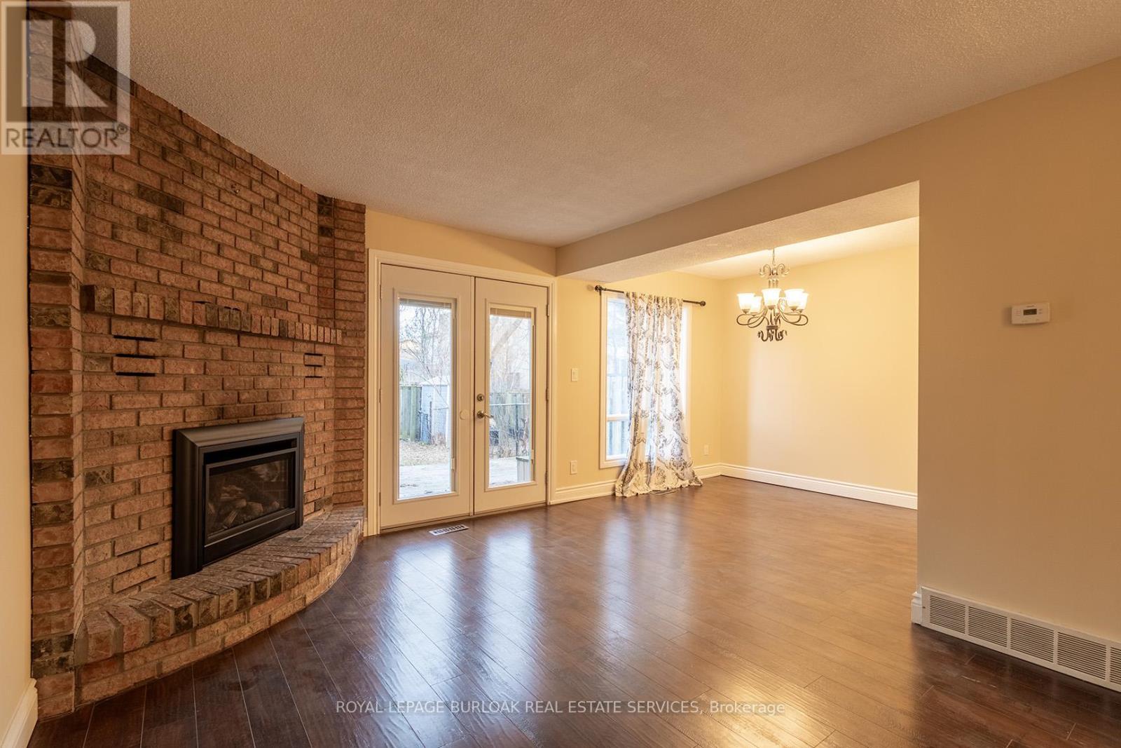 58 Romy Crescent, Thorold, ON - Indoor Photo Showing Living Room With Fireplace