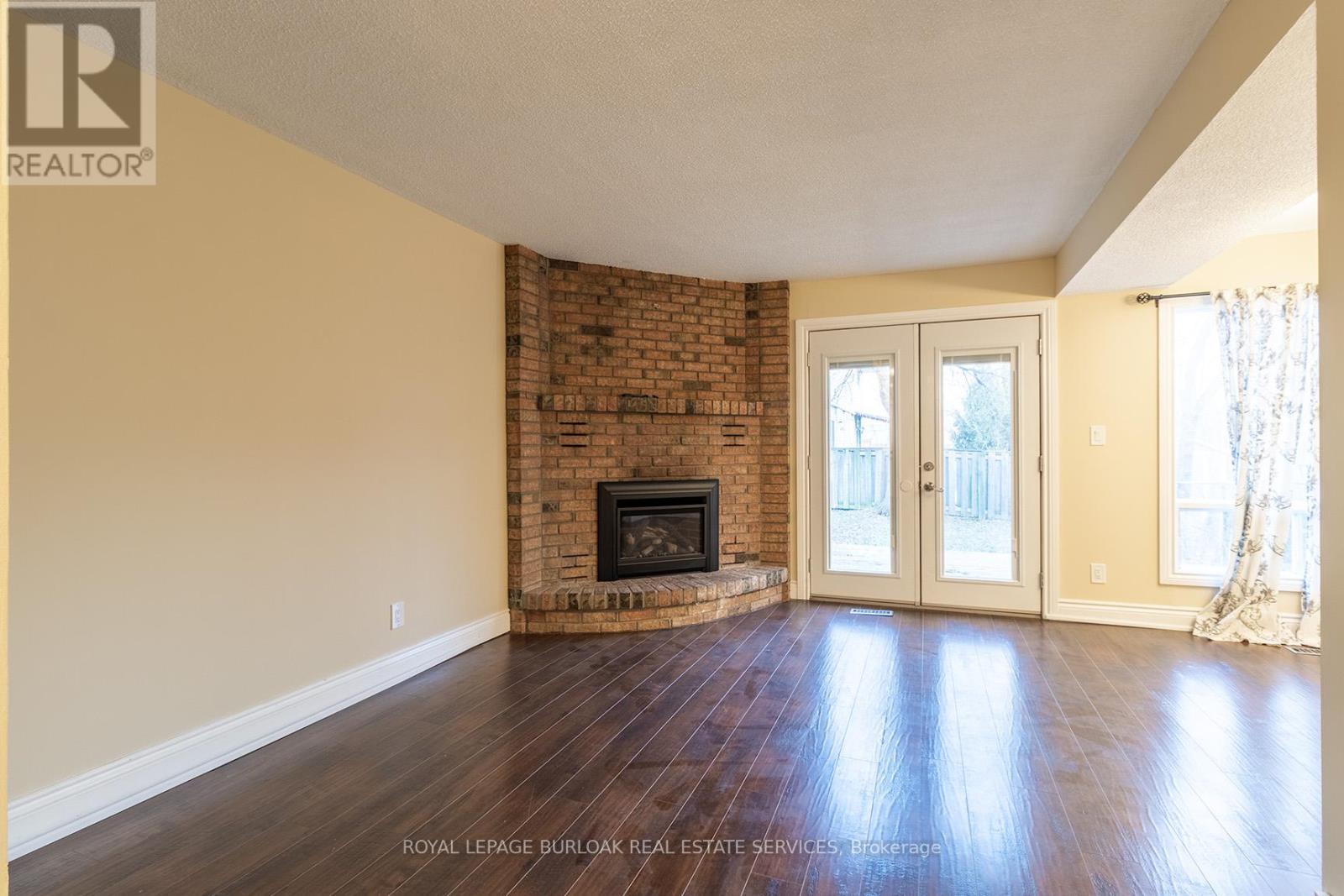 58 Romy Crescent, Thorold, ON - Indoor Photo Showing Living Room With Fireplace