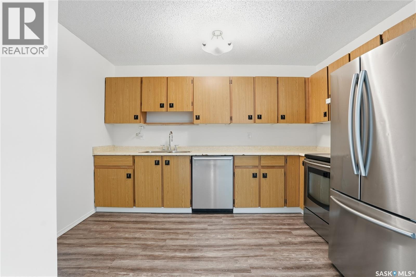805 Kingsmere Boulevard, Saskatoon, SK - Indoor Photo Showing Kitchen With Double Sink