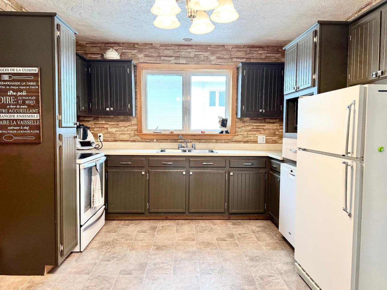 Kitchen - 185 Ch. De La Grande-Allée, Les Îles-De-La-Madeleine, QC - Indoor Photo Showing Kitchen With Double Sink