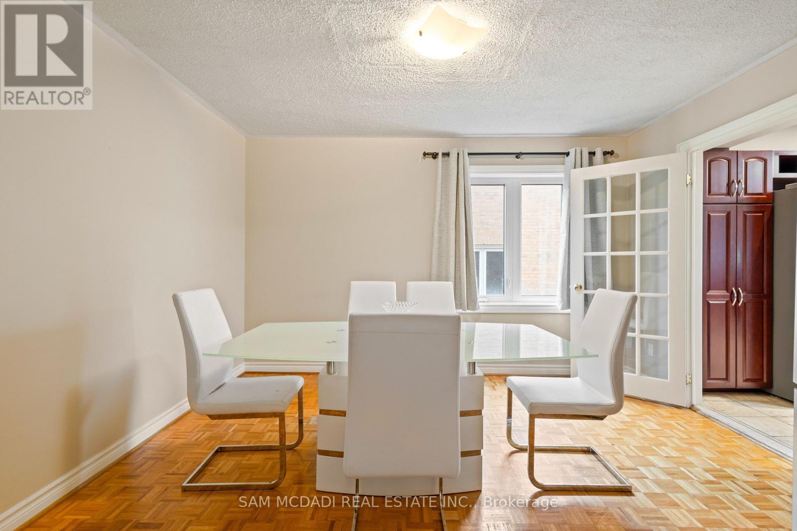2492 Erin Centre Boulevard, Mississauga, ON - Indoor Photo Showing Dining Room