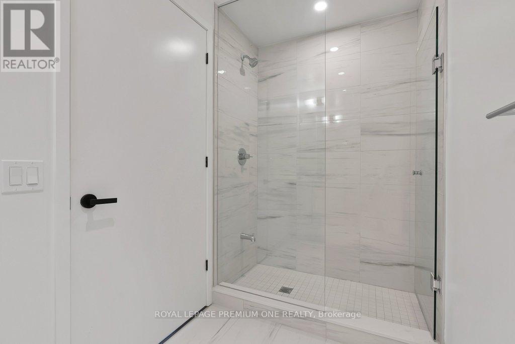 4010 - 28 Interchange Way, Vaughan, ON - Indoor Photo Showing Bathroom