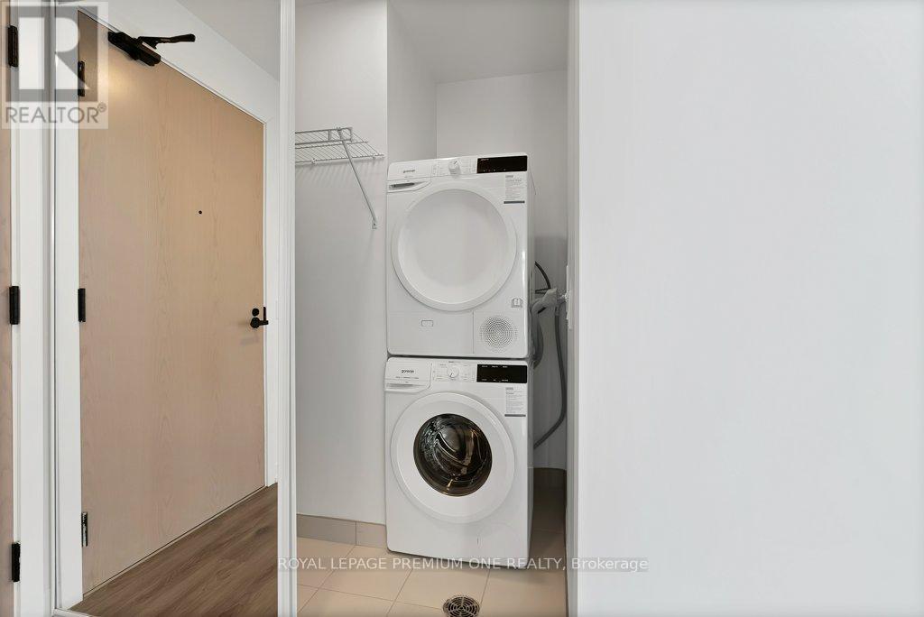 4010 - 28 Interchange Way, Vaughan, ON - Indoor Photo Showing Laundry Room