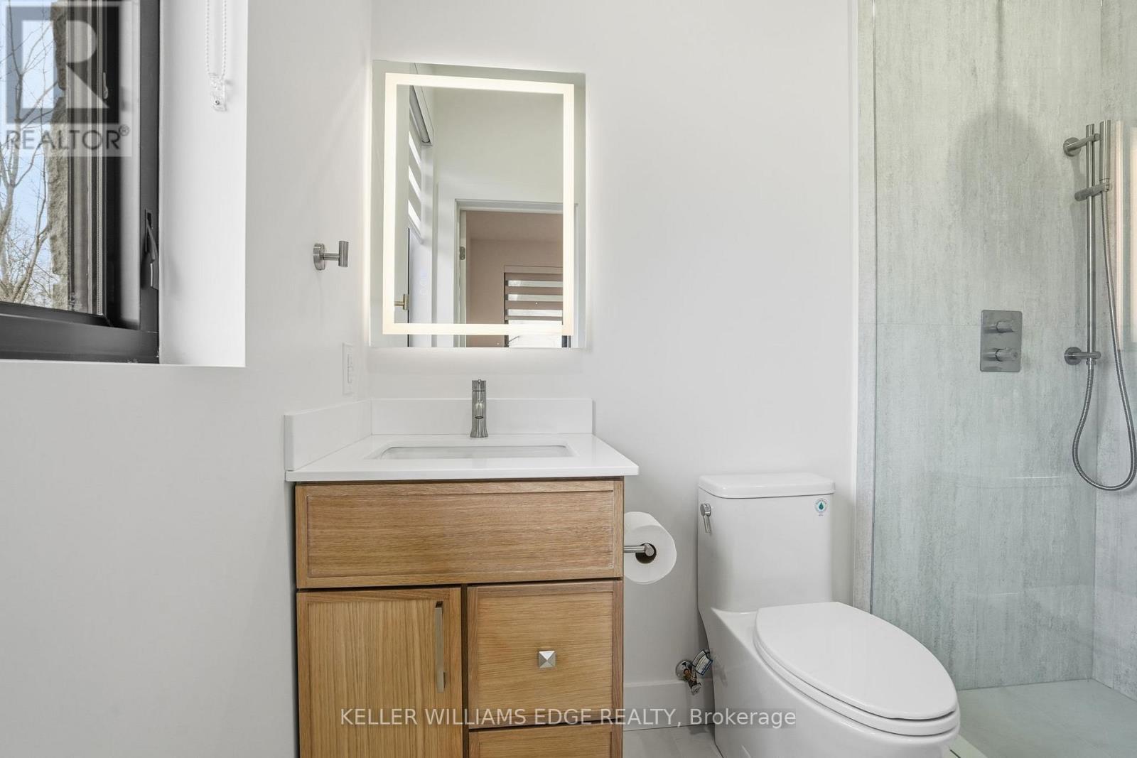 427 Pine Cove Road, Burlington, ON - Indoor Photo Showing Bathroom