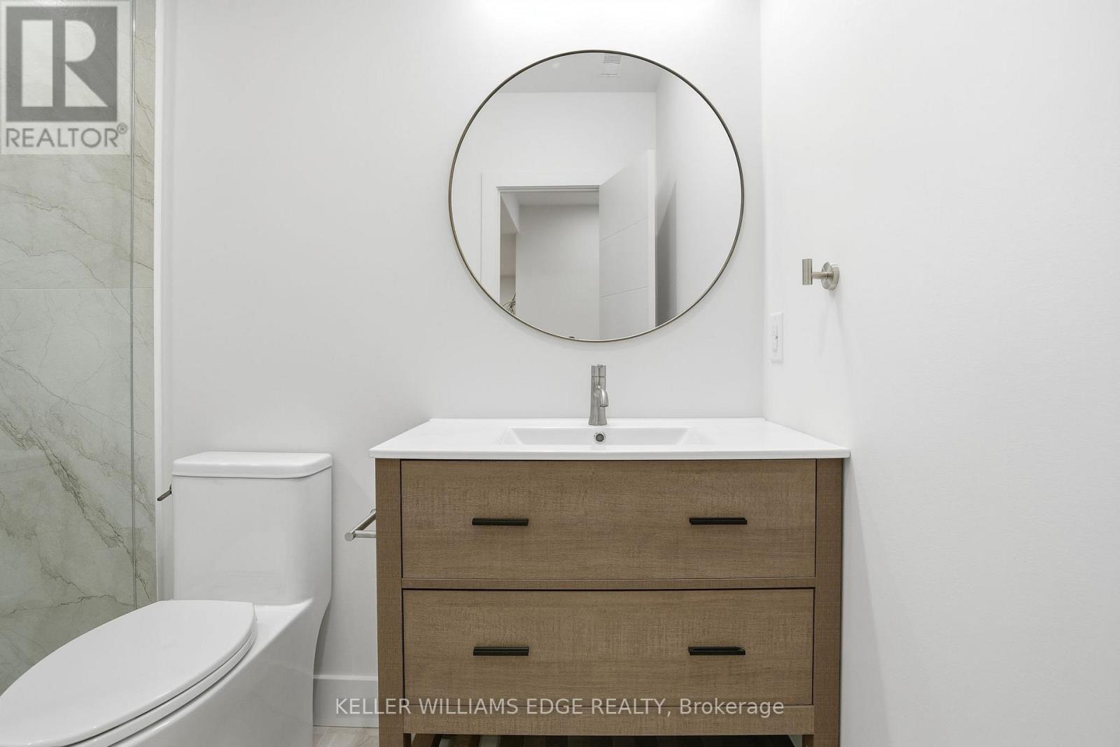 427 Pine Cove Road, Burlington, ON - Indoor Photo Showing Bathroom