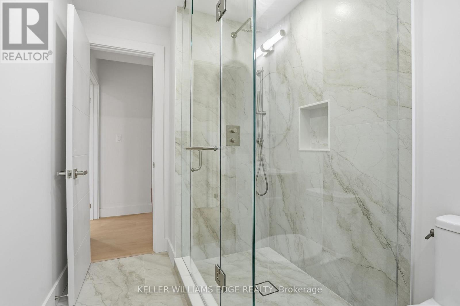 427 Pine Cove Road, Burlington, ON - Indoor Photo Showing Bathroom