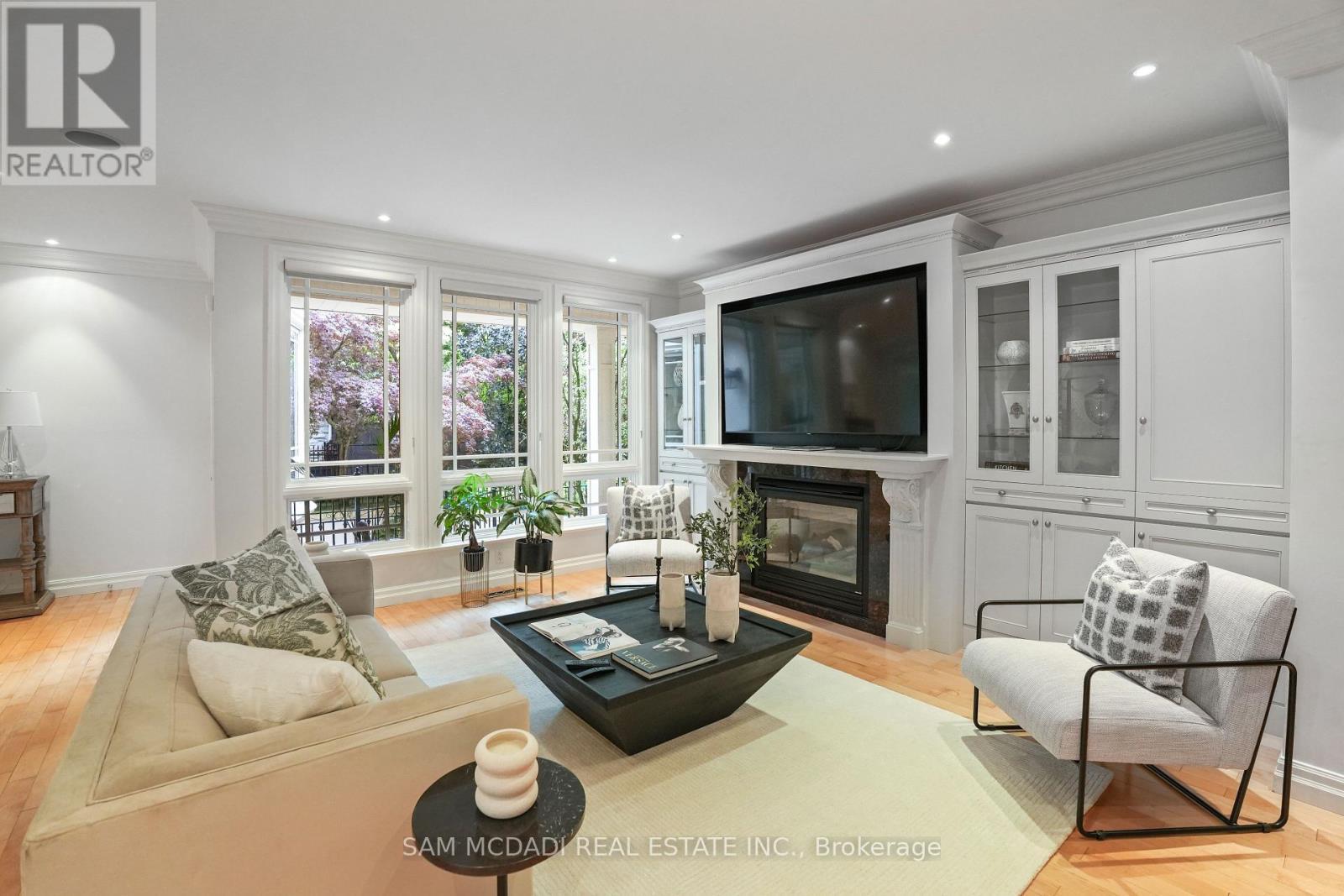 1382 Aldo Drive, Mississauga, ON - Indoor Photo Showing Living Room With Fireplace