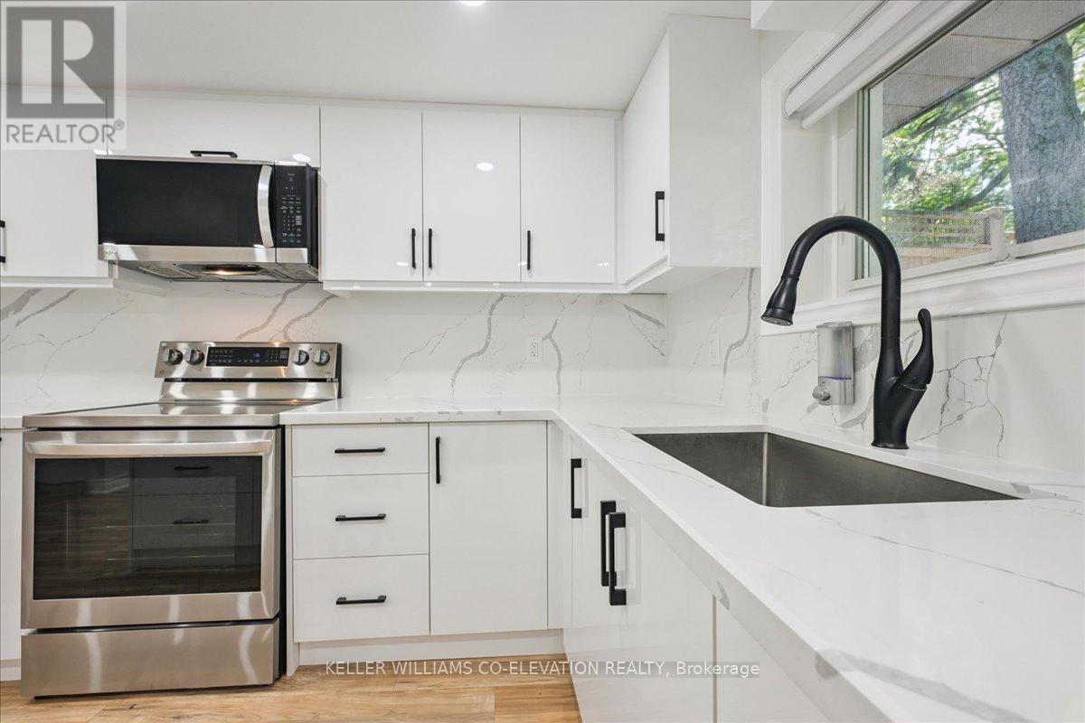 379 Bryant Crescent, Burlington, ON - Indoor Photo Showing Kitchen With Upgraded Kitchen