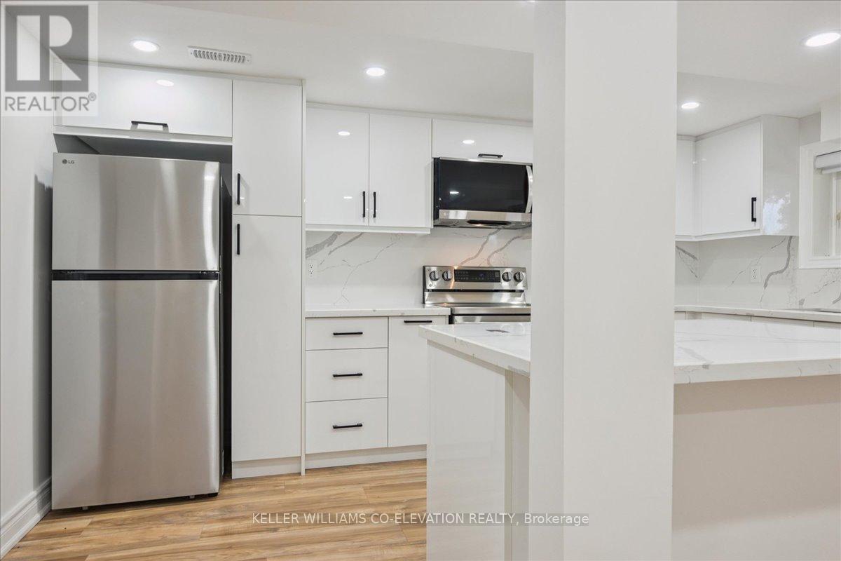 379 Bryant Crescent, Burlington, ON - Indoor Photo Showing Kitchen