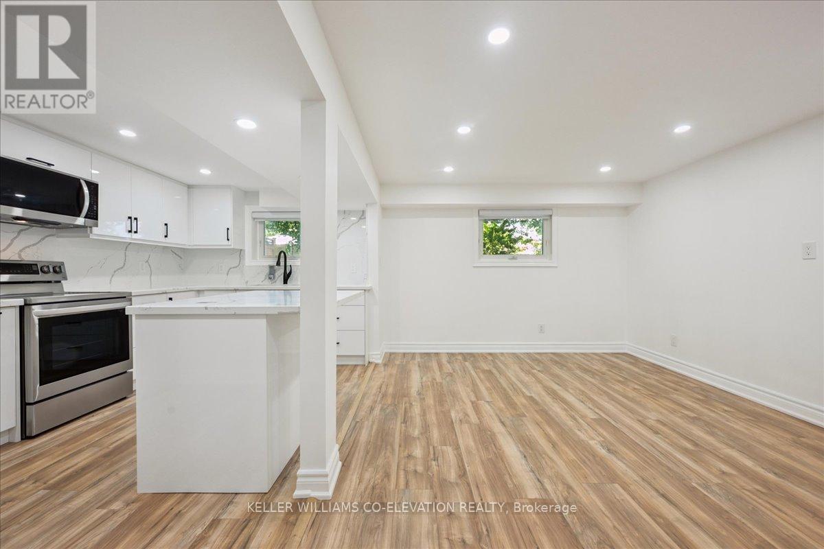 379 Bryant Crescent, Burlington, ON - Indoor Photo Showing Kitchen
