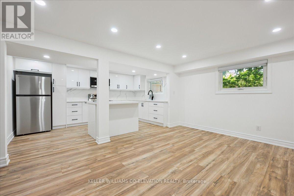 379 Bryant Crescent, Burlington, ON - Indoor Photo Showing Kitchen