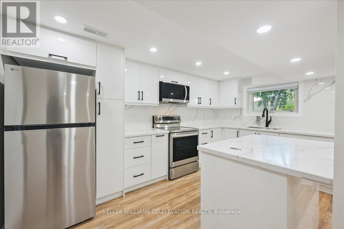 379 Bryant Crescent, Burlington, ON - Indoor Photo Showing Kitchen With Upgraded Kitchen