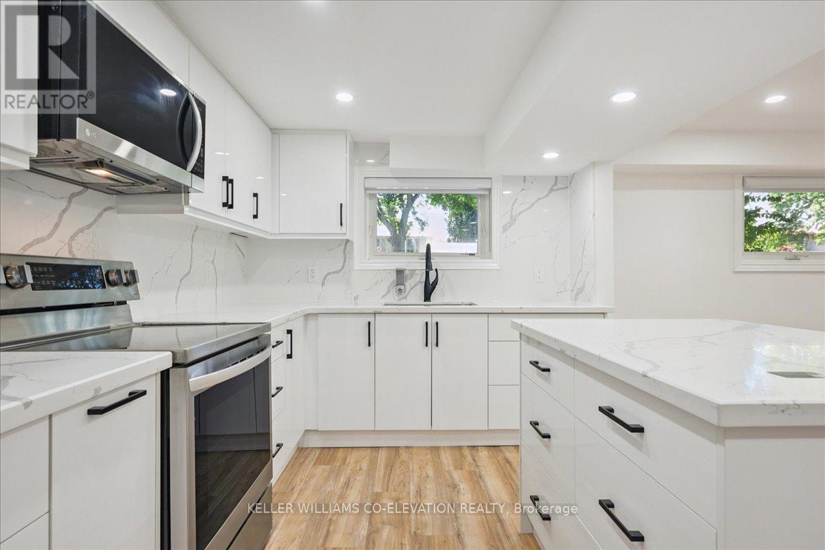 379 Bryant Crescent, Burlington, ON - Indoor Photo Showing Kitchen With Upgraded Kitchen