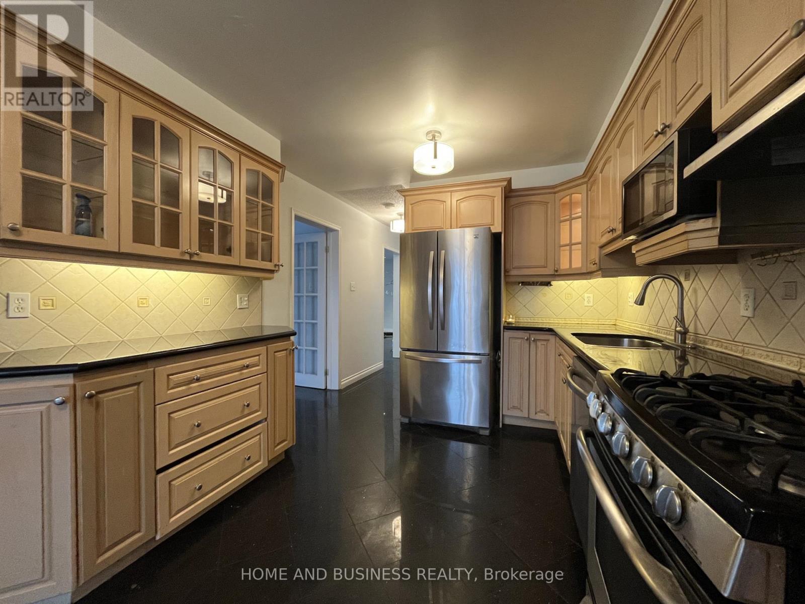7132 Harding Crescent, Mississauga, ON - Indoor Photo Showing Kitchen With Stainless Steel Kitchen