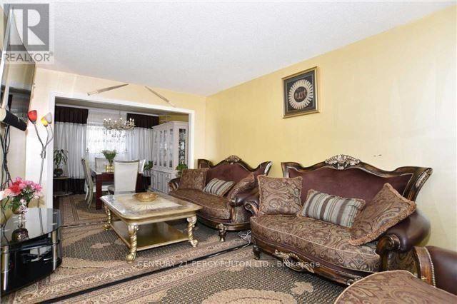 24 Charlton Crescent, Ajax, ON - Indoor Photo Showing Living Room