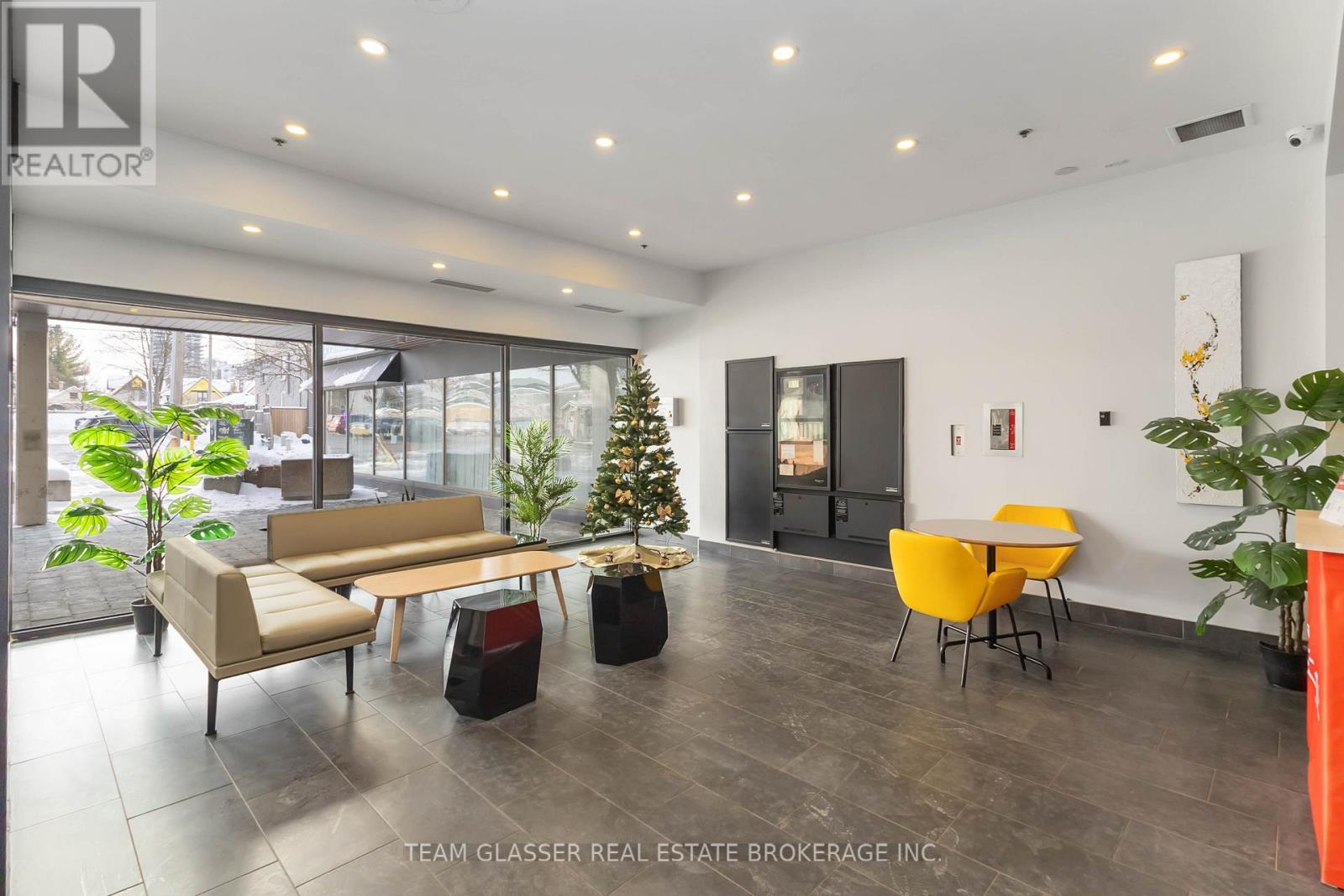 1505 - 675 Richmond Street, London East (East F), ON - Indoor