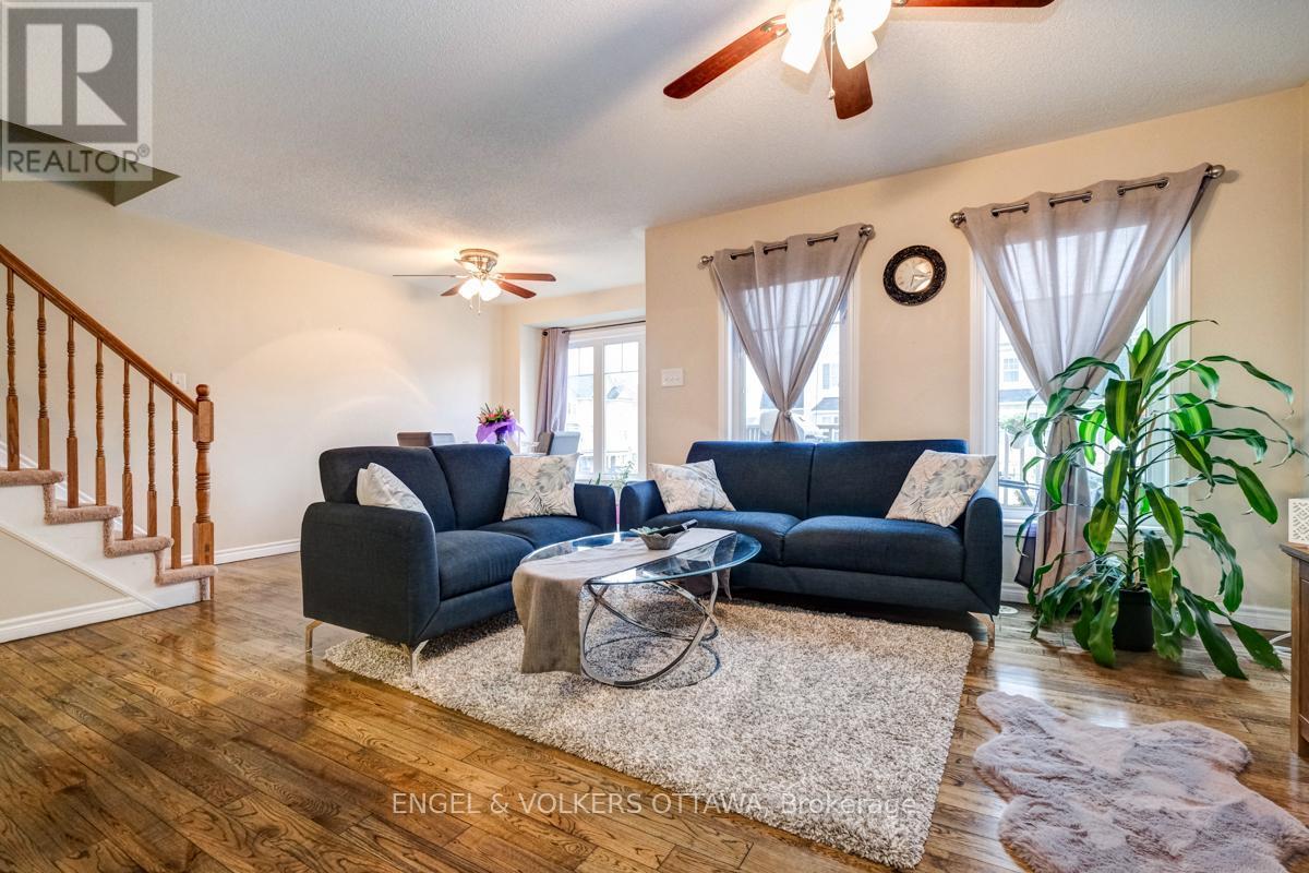 2604 Baynes Sound Way, Ottawa, ON - Indoor Photo Showing Living Room