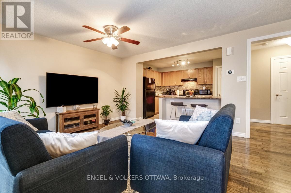 2604 Baynes Sound Way, Ottawa, ON - Indoor Photo Showing Living Room