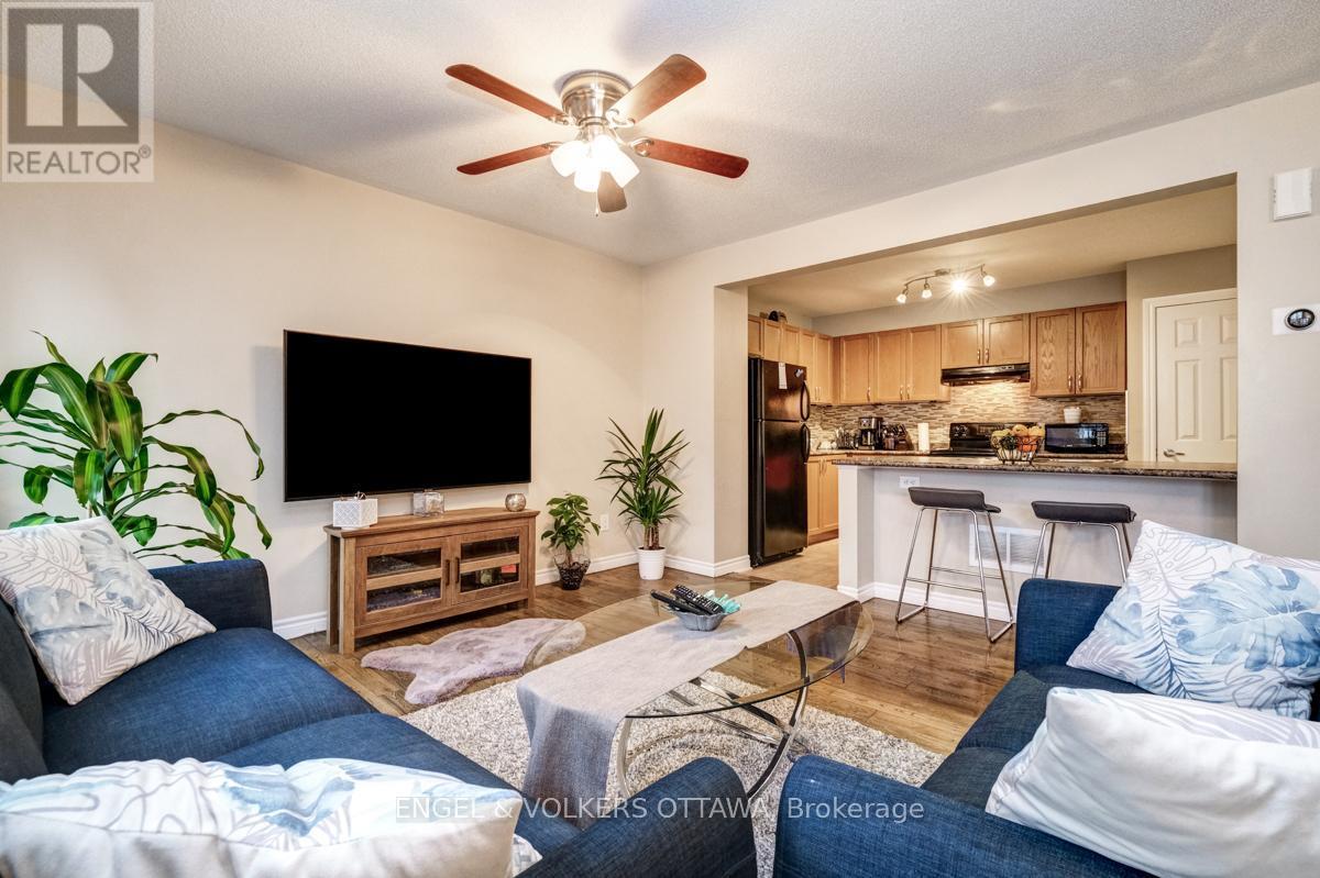 2604 Baynes Sound Way, Ottawa, ON - Indoor Photo Showing Living Room