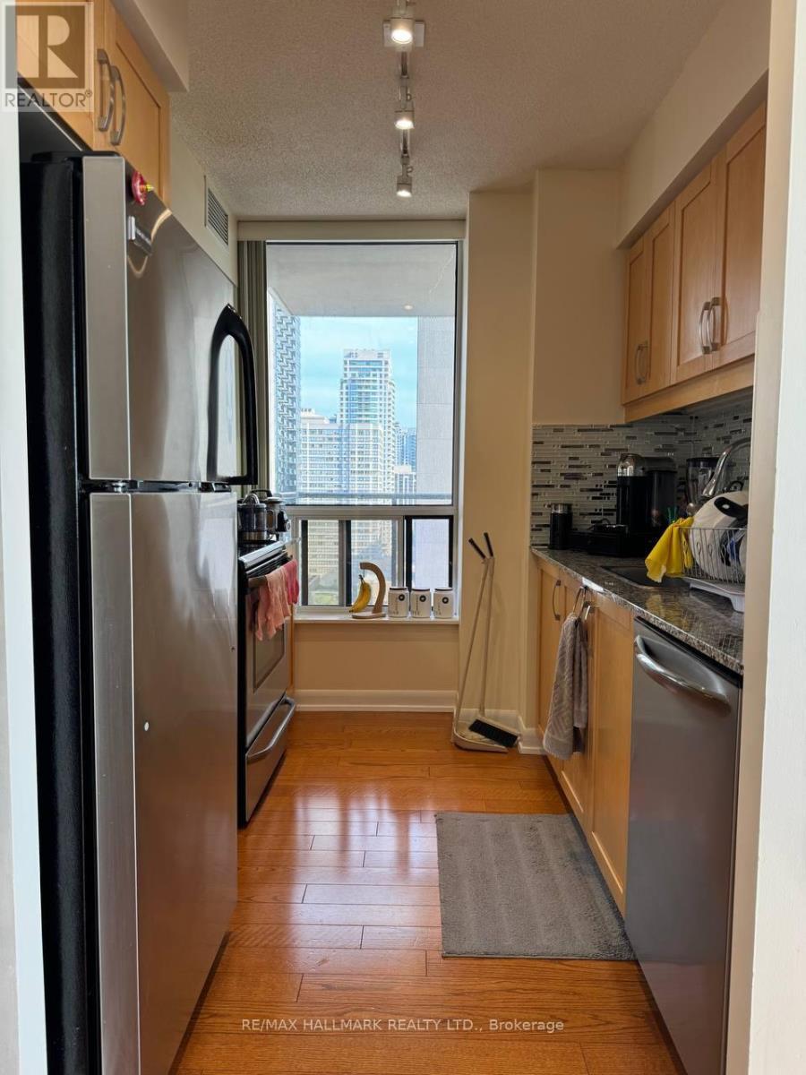 1710 - 33 Sheppard Avenue E, Toronto, ON - Indoor Photo Showing Kitchen