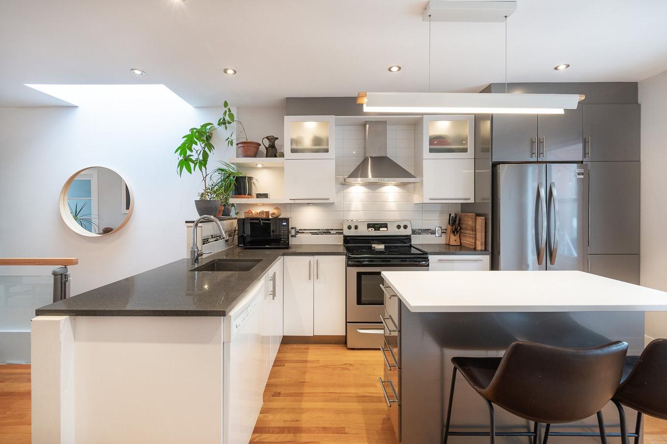 Cuisine - 8088 Rue Fabre, Montréal (Villeray/Saint-Michel/Parc-Extension), QC - Indoor Photo Showing Kitchen With Upgraded Kitchen