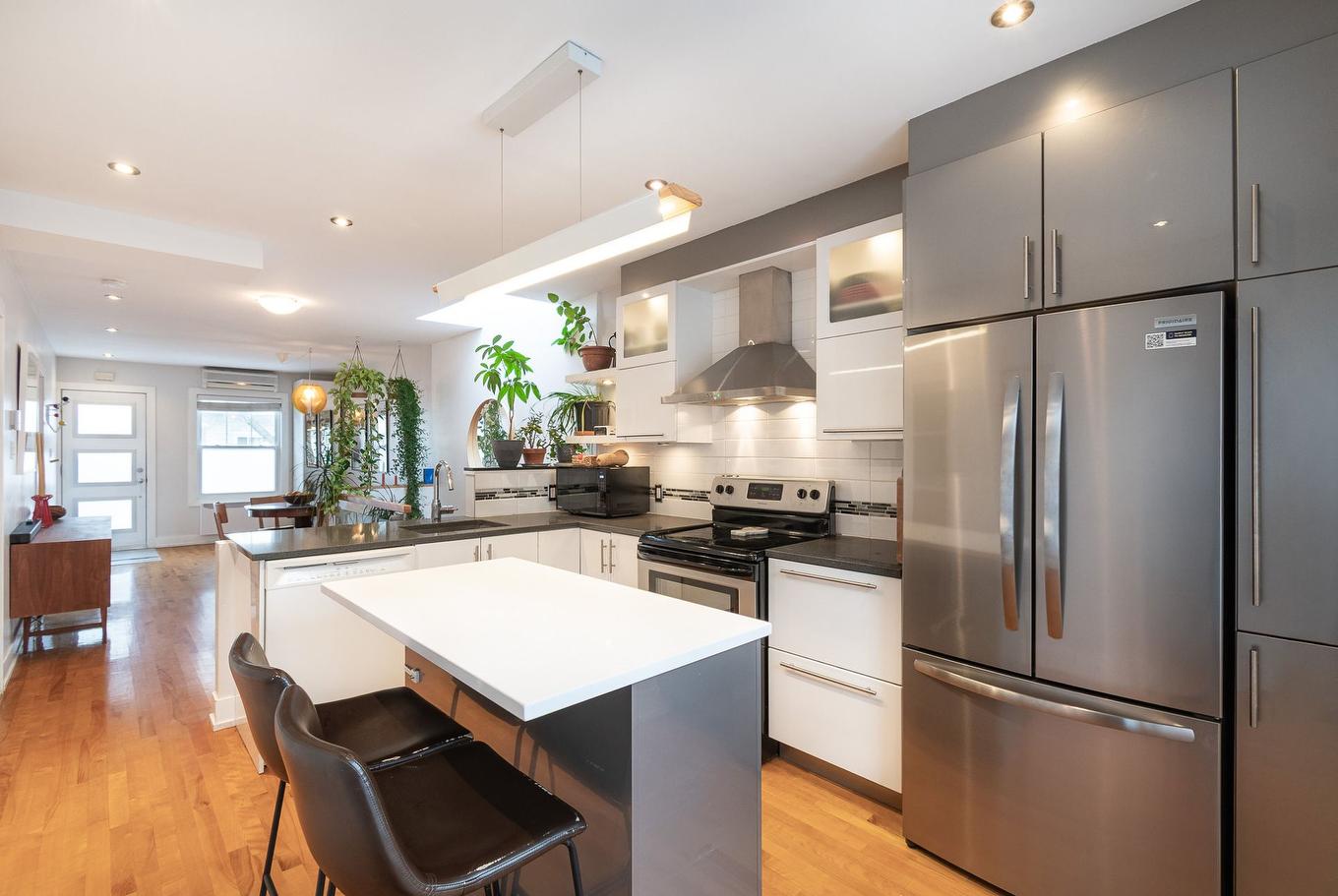 Cuisine - 8088 Rue Fabre, Montréal (Villeray/Saint-Michel/Parc-Extension), QC - Indoor Photo Showing Kitchen With Upgraded Kitchen