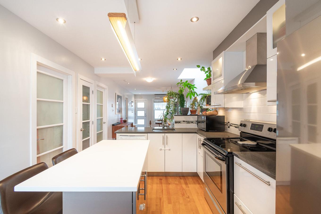 Cuisine - 8088 Rue Fabre, Montréal (Villeray/Saint-Michel/Parc-Extension), QC - Indoor Photo Showing Kitchen With Upgraded Kitchen