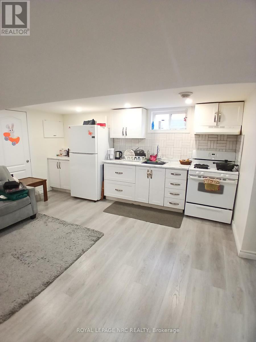 Lower Unit - 6560 Leeming Street, Niagara Falls (Hospital), ON - Indoor Photo Showing Kitchen