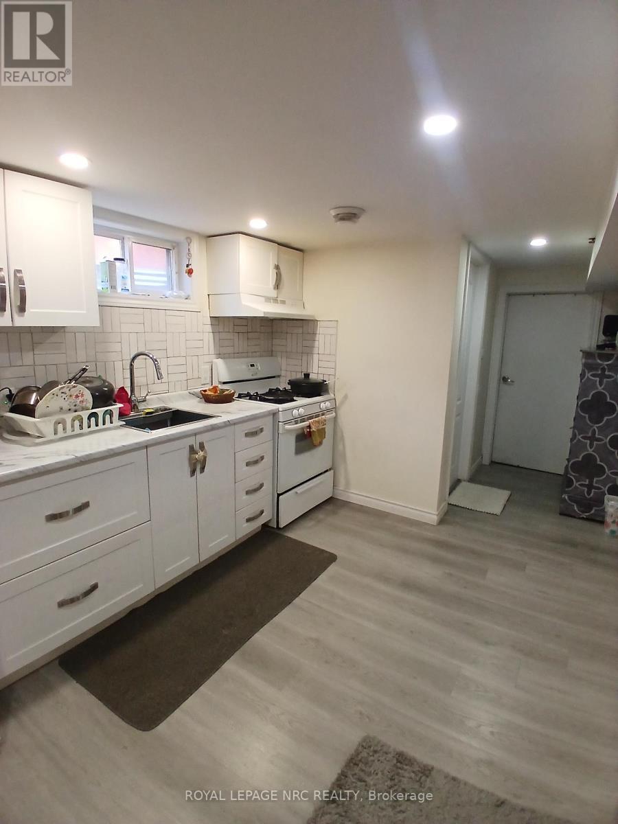 Lower Unit - 6560 Leeming Street, Niagara Falls (Hospital), ON - Indoor Photo Showing Kitchen