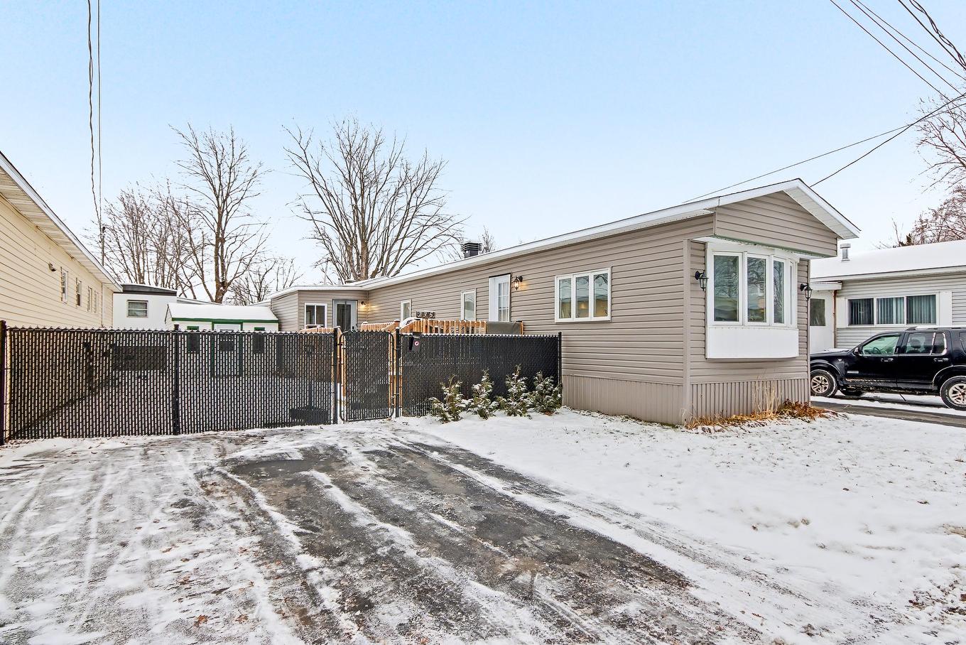 Stationnement - 235-3950 Boul. Sir-Wilfrid-Laurier, Longueuil (Saint-Hubert), QC - Outdoor