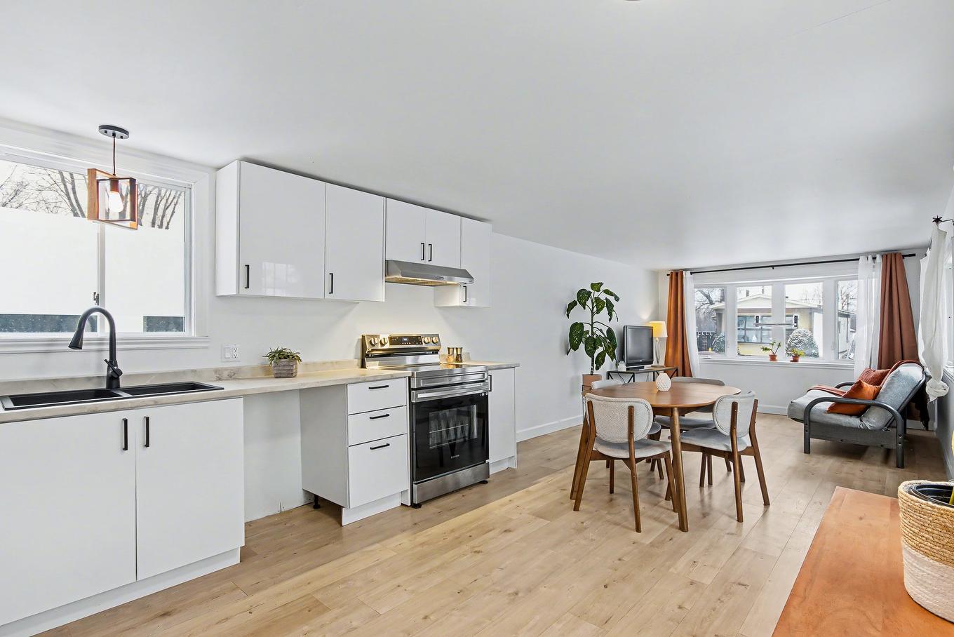 Cuisine - 235-3950 Boul. Sir-Wilfrid-Laurier, Longueuil (Saint-Hubert), QC - Indoor Photo Showing Kitchen