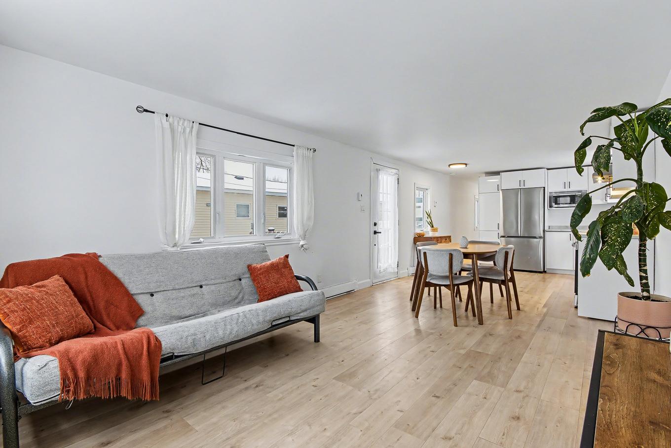 Salon - 235-3950 Boul. Sir-Wilfrid-Laurier, Longueuil (Saint-Hubert), QC - Indoor