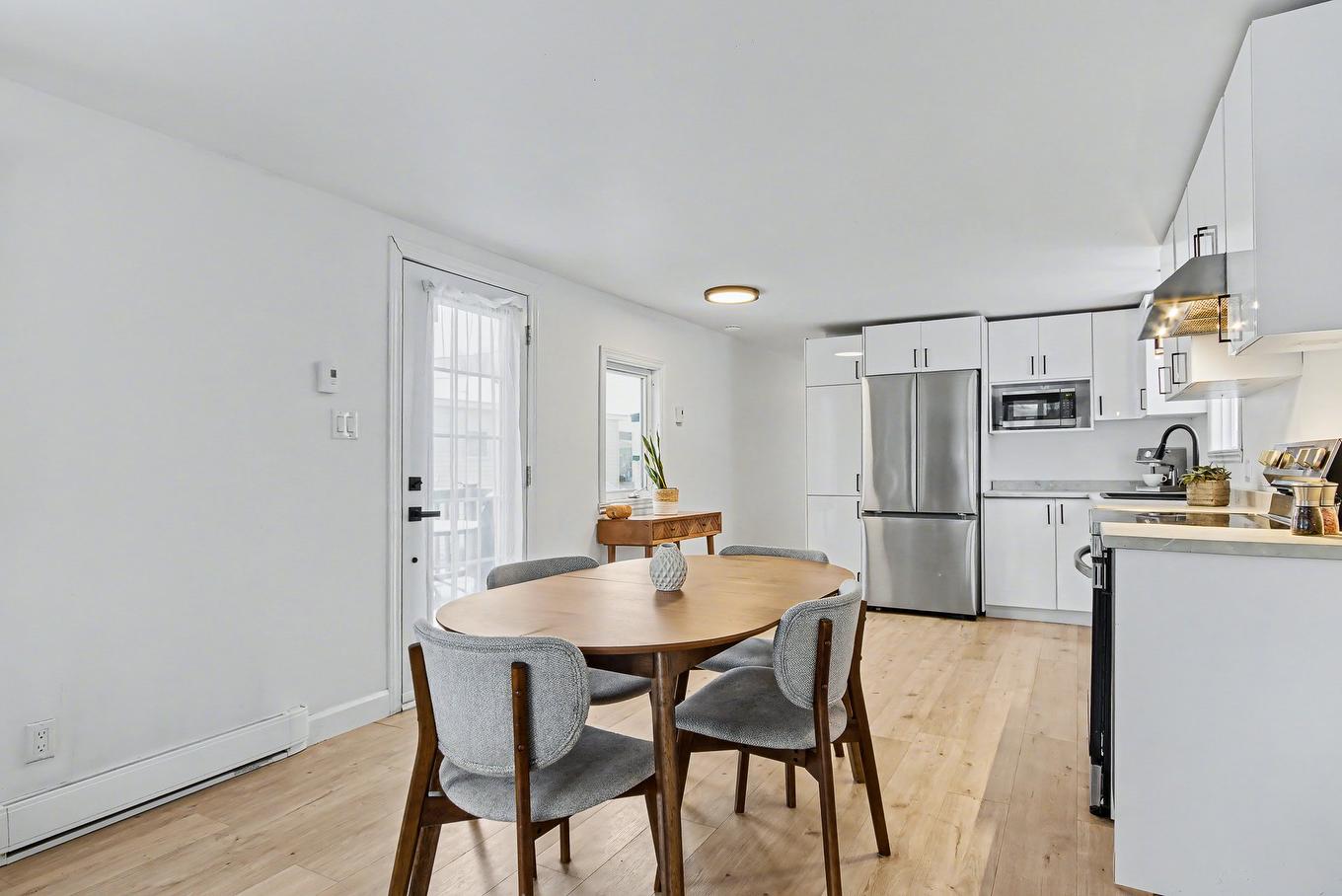 Salle à manger - 235-3950 Boul. Sir-Wilfrid-Laurier, Longueuil (Saint-Hubert), QC - Indoor