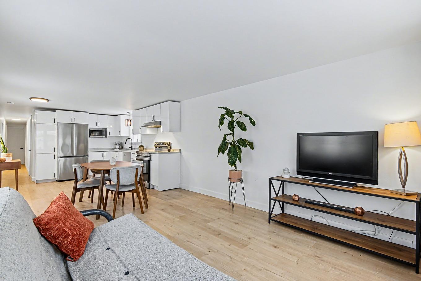 Salon - 235-3950 Boul. Sir-Wilfrid-Laurier, Longueuil (Saint-Hubert), QC - Indoor Photo Showing Living Room