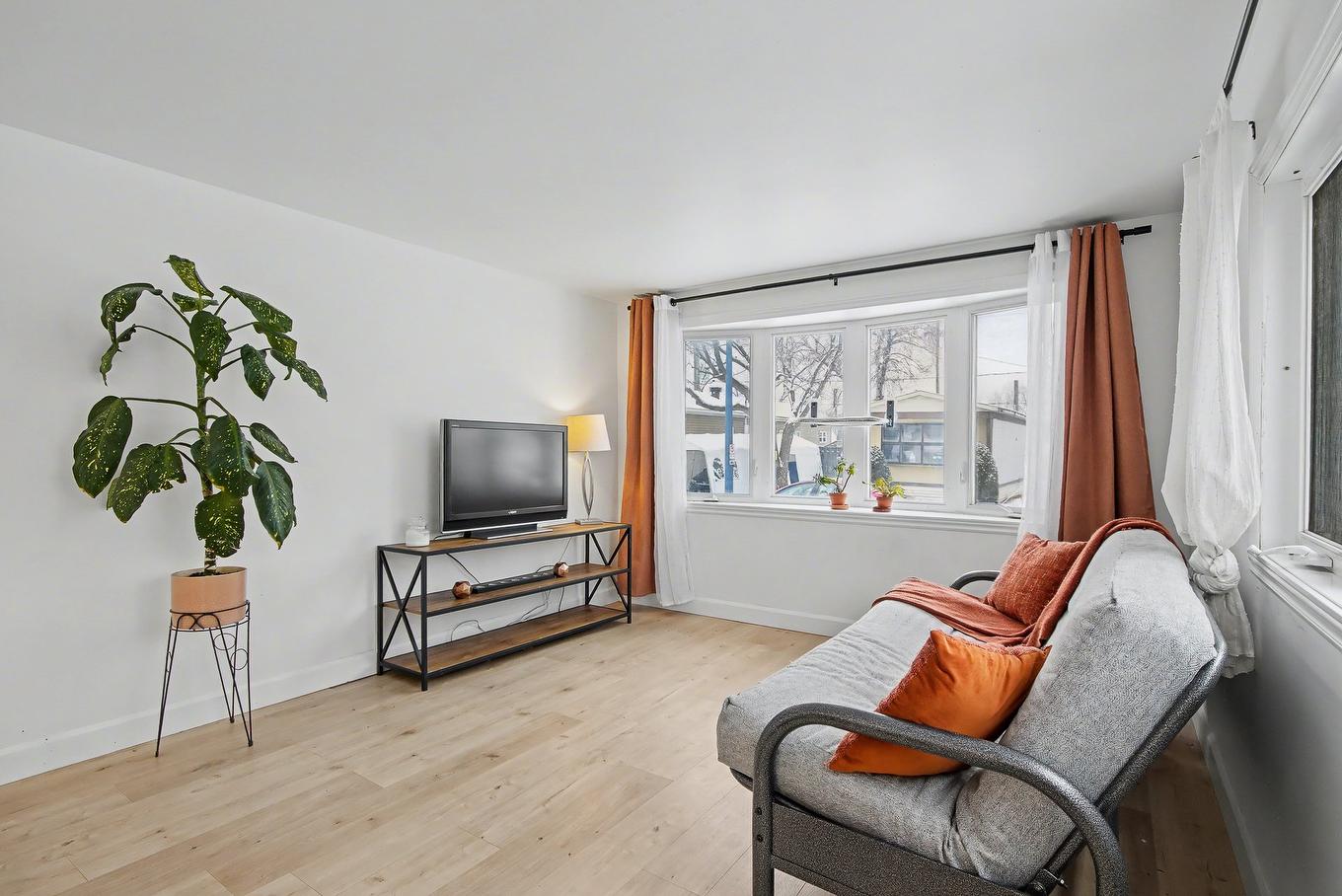 Salon - 235-3950 Boul. Sir-Wilfrid-Laurier, Longueuil (Saint-Hubert), QC - Indoor Photo Showing Living Room