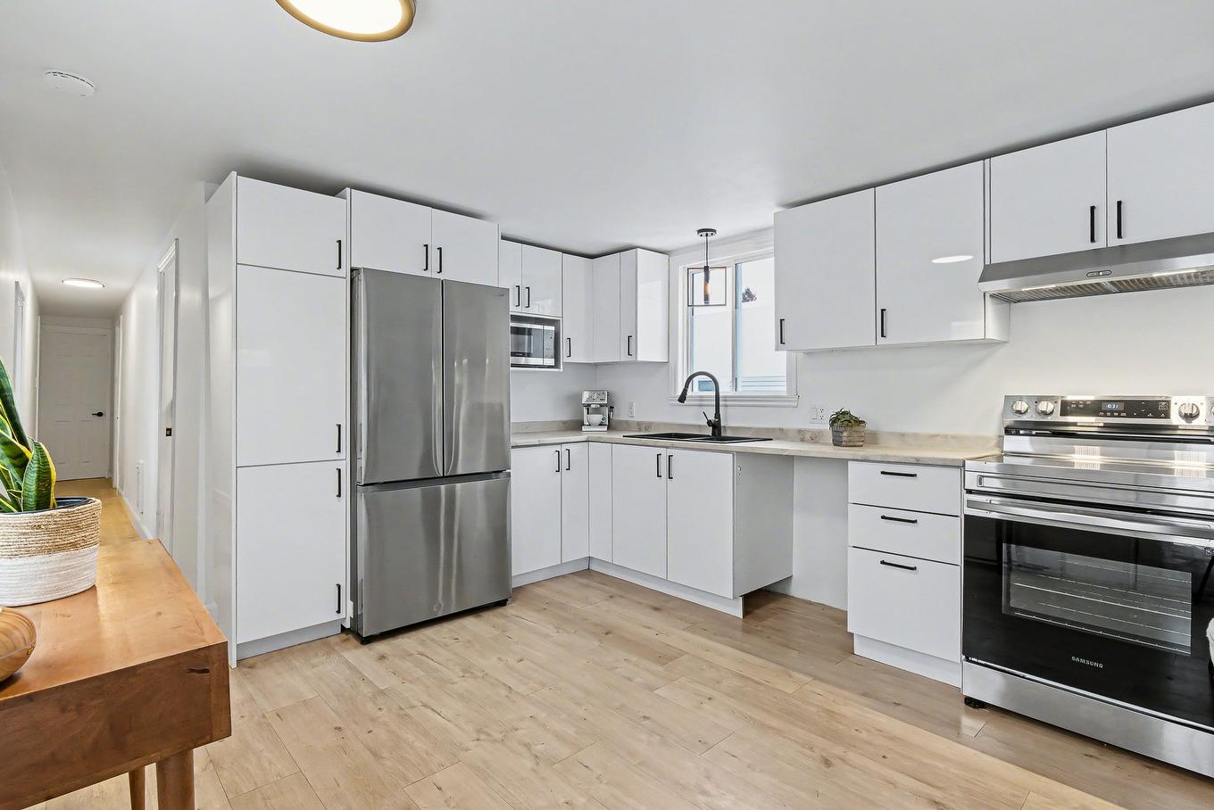 Cuisine - 235-3950 Boul. Sir-Wilfrid-Laurier, Longueuil (Saint-Hubert), QC - Indoor Photo Showing Kitchen With Upgraded Kitchen