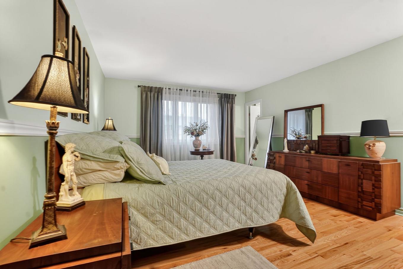 Chambre à coucher principale - 1800 Rue Thierry, Brossard, QC - Indoor Photo Showing Bedroom