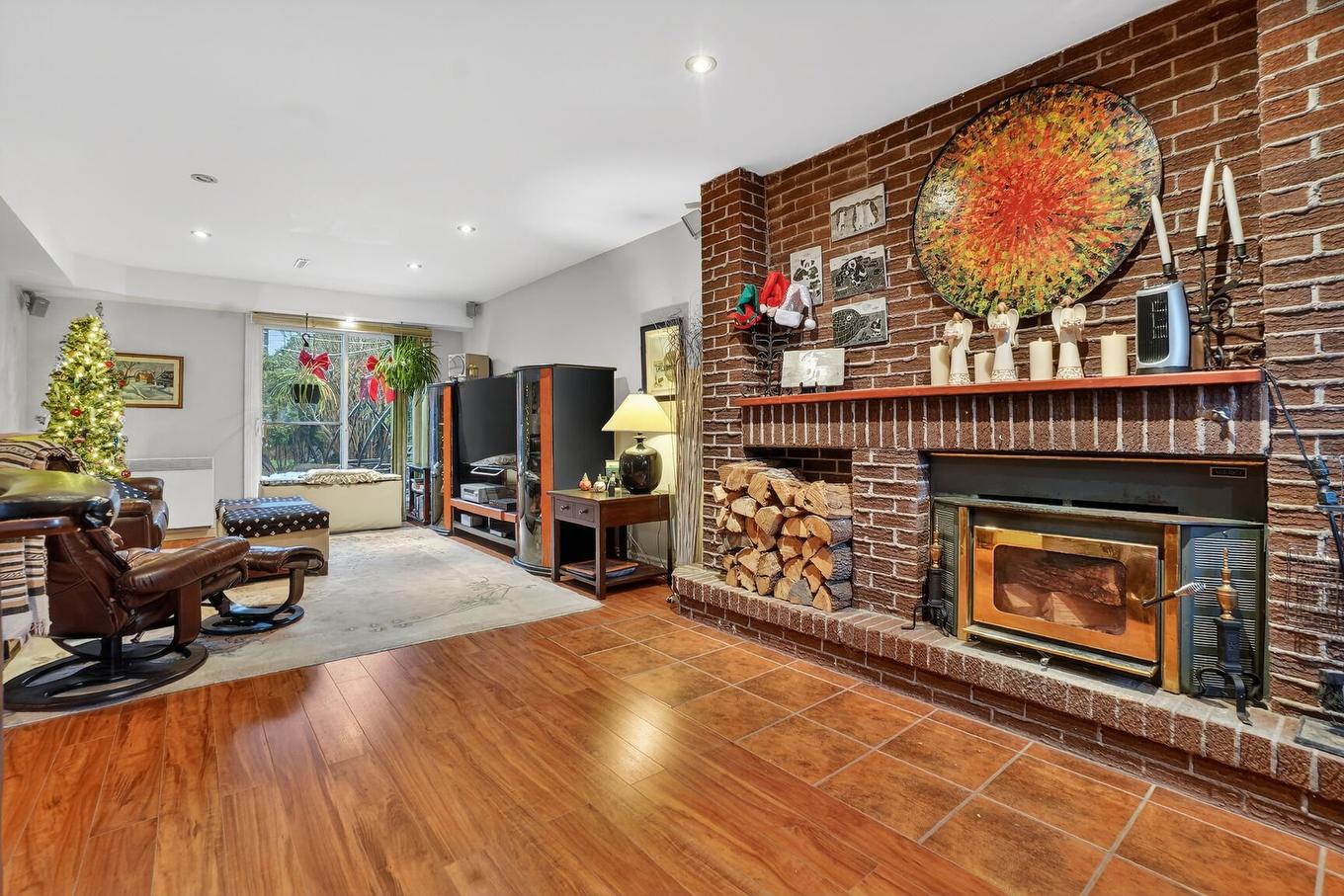Salle familiale - 1800 Rue Thierry, Brossard, QC - Indoor Photo Showing Living Room With Fireplace