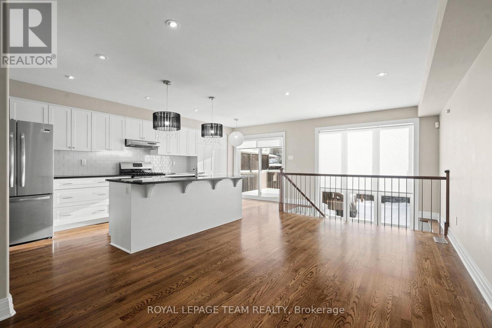 165 Woodhurst Crescent, Ottawa, ON - Indoor Photo Showing Kitchen With Stainless Steel Kitchen With Upgraded Kitchen
