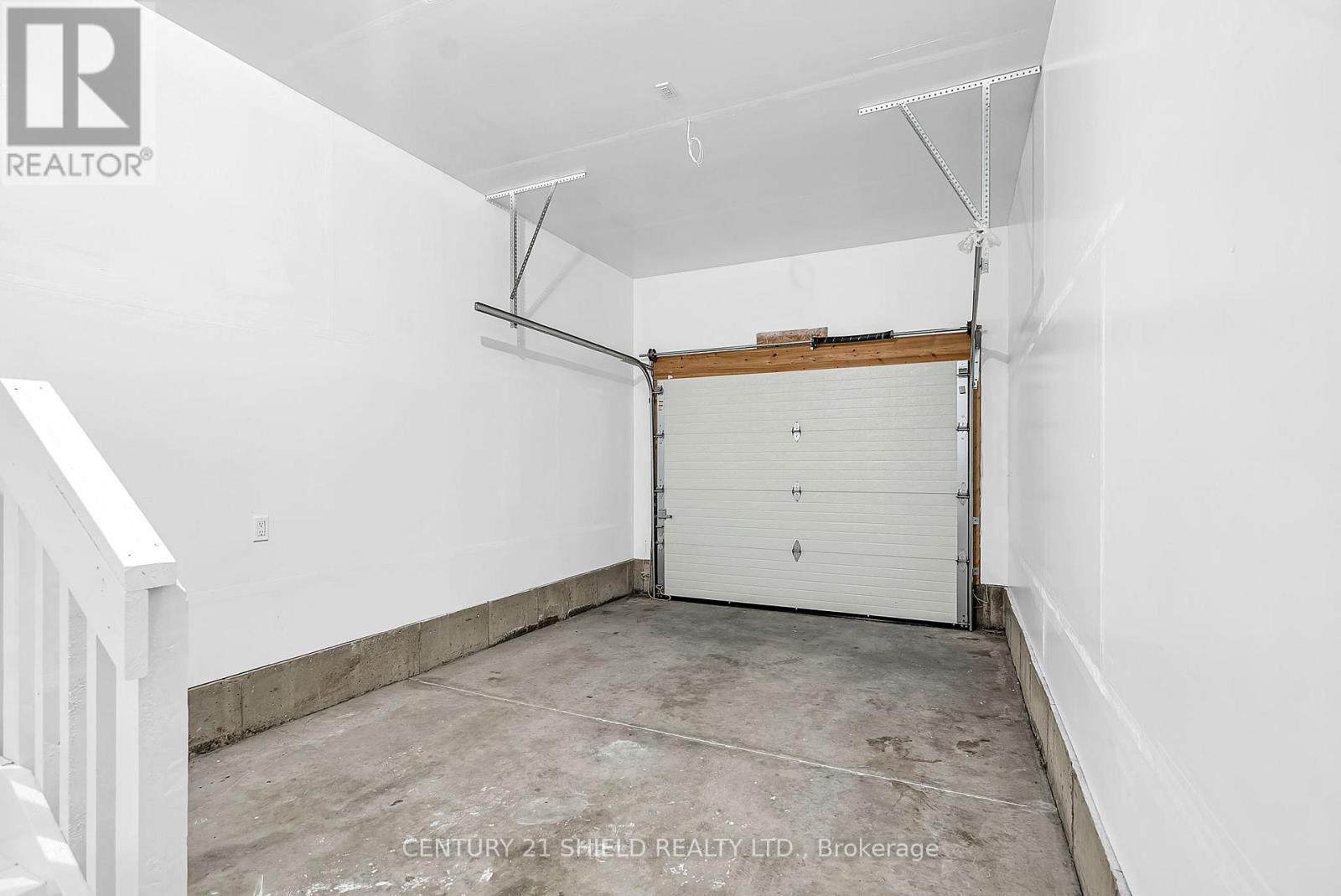 215 Third Street W, Cornwall, ON - Indoor Photo Showing Garage