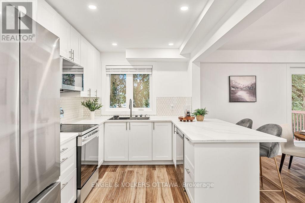 12 Bayside Private, Ottawa, ON - Indoor Photo Showing Kitchen With Upgraded Kitchen