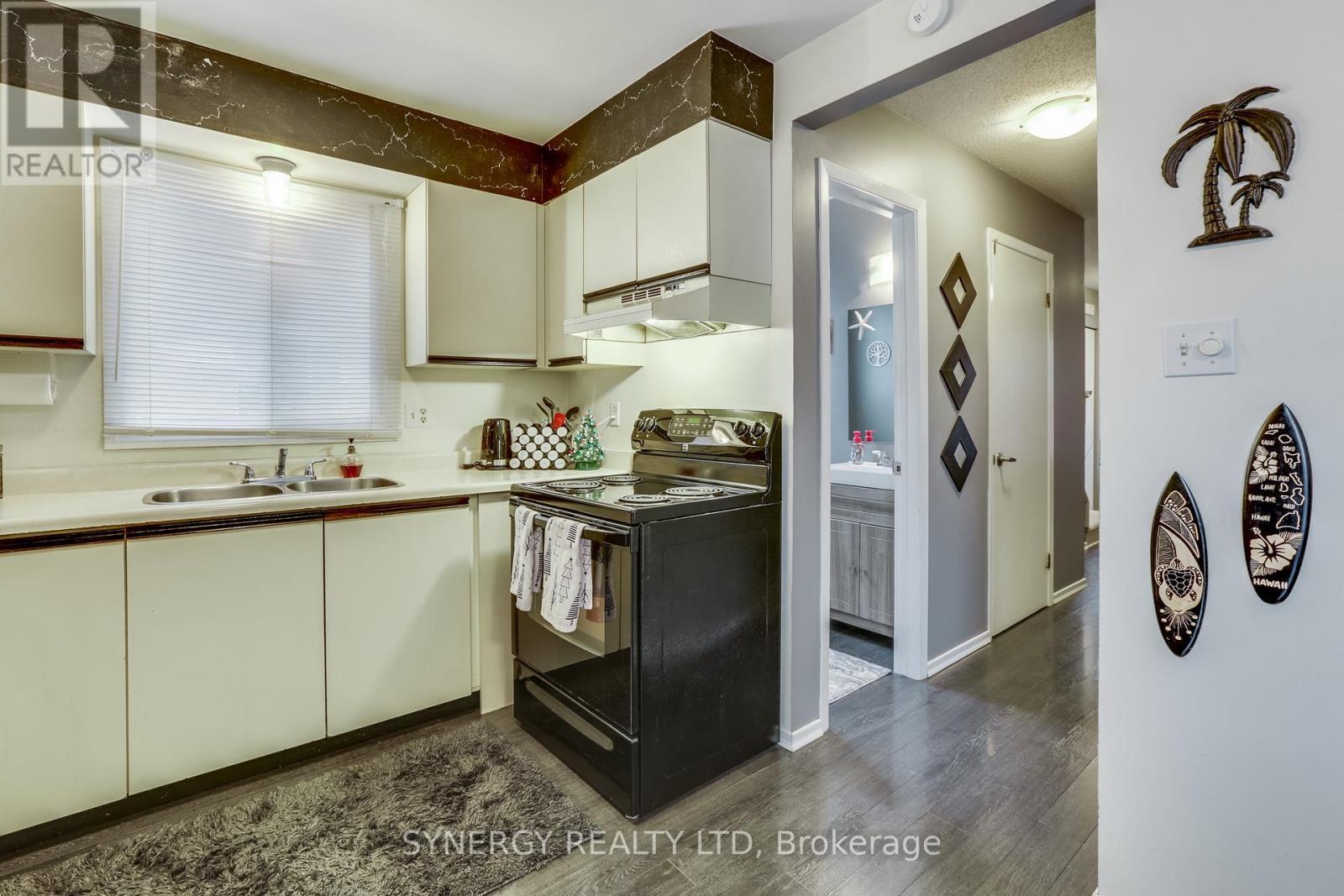 346 Crawford Street, London South (South Q), ON - Indoor Photo Showing Kitchen With Double Sink